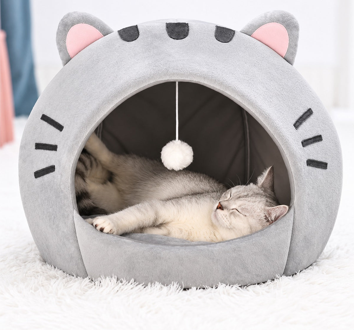 Cueva Kotta Orejitas con gato descansando y bolita colgante