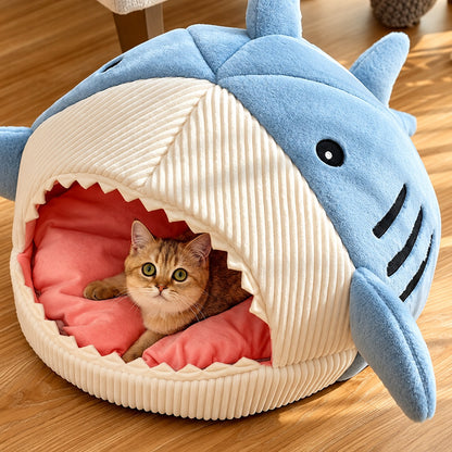 Cueva Kotta Tiburón azul con gato descansando en piso de madera