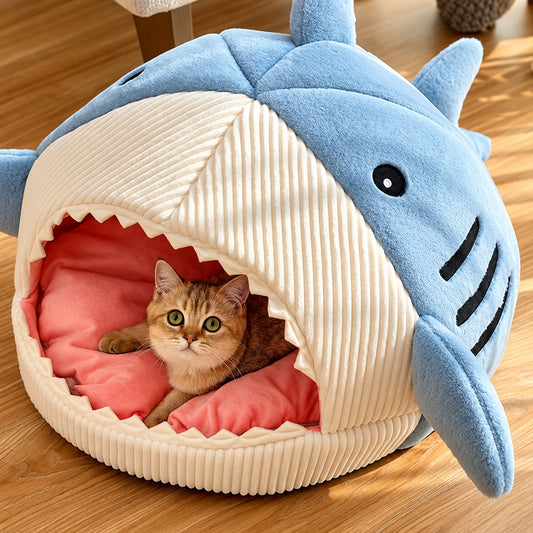 Cueva Kotta Tiburón azul con gato descansando en piso de madera